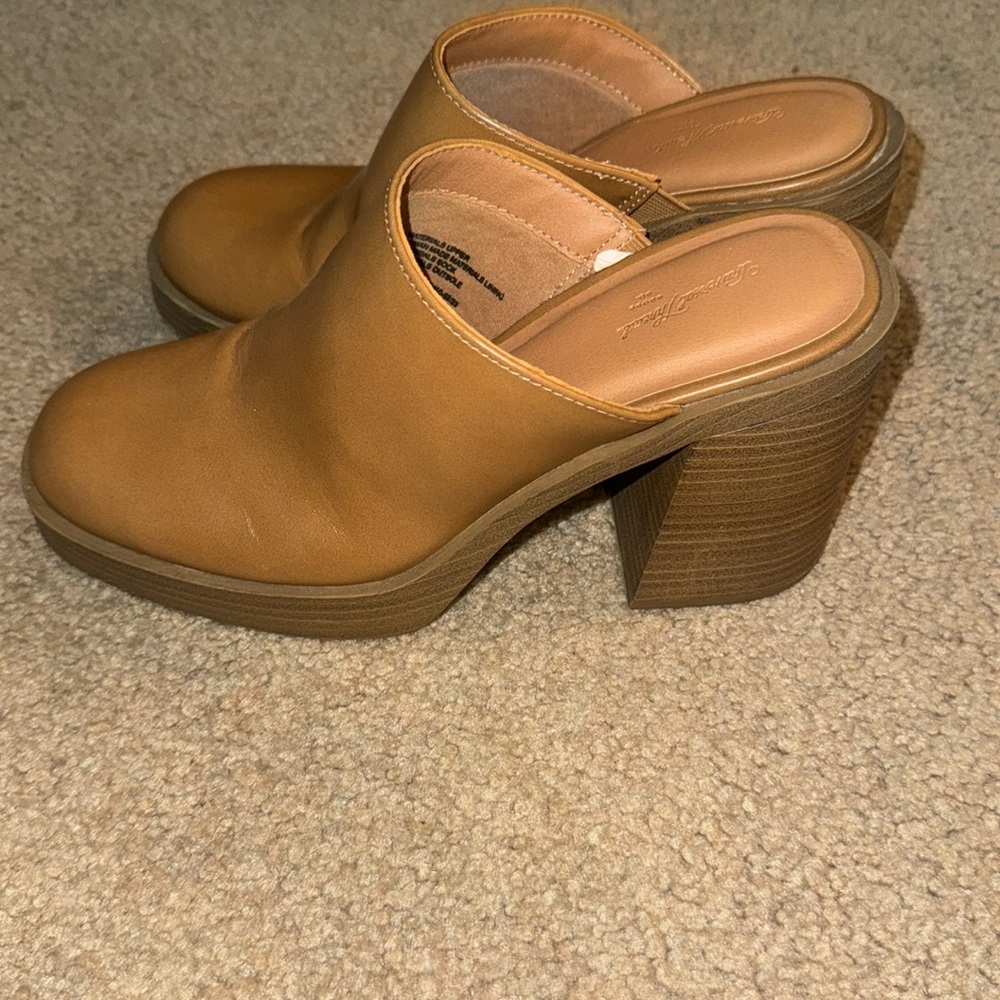 Universal Thread Tan Mules